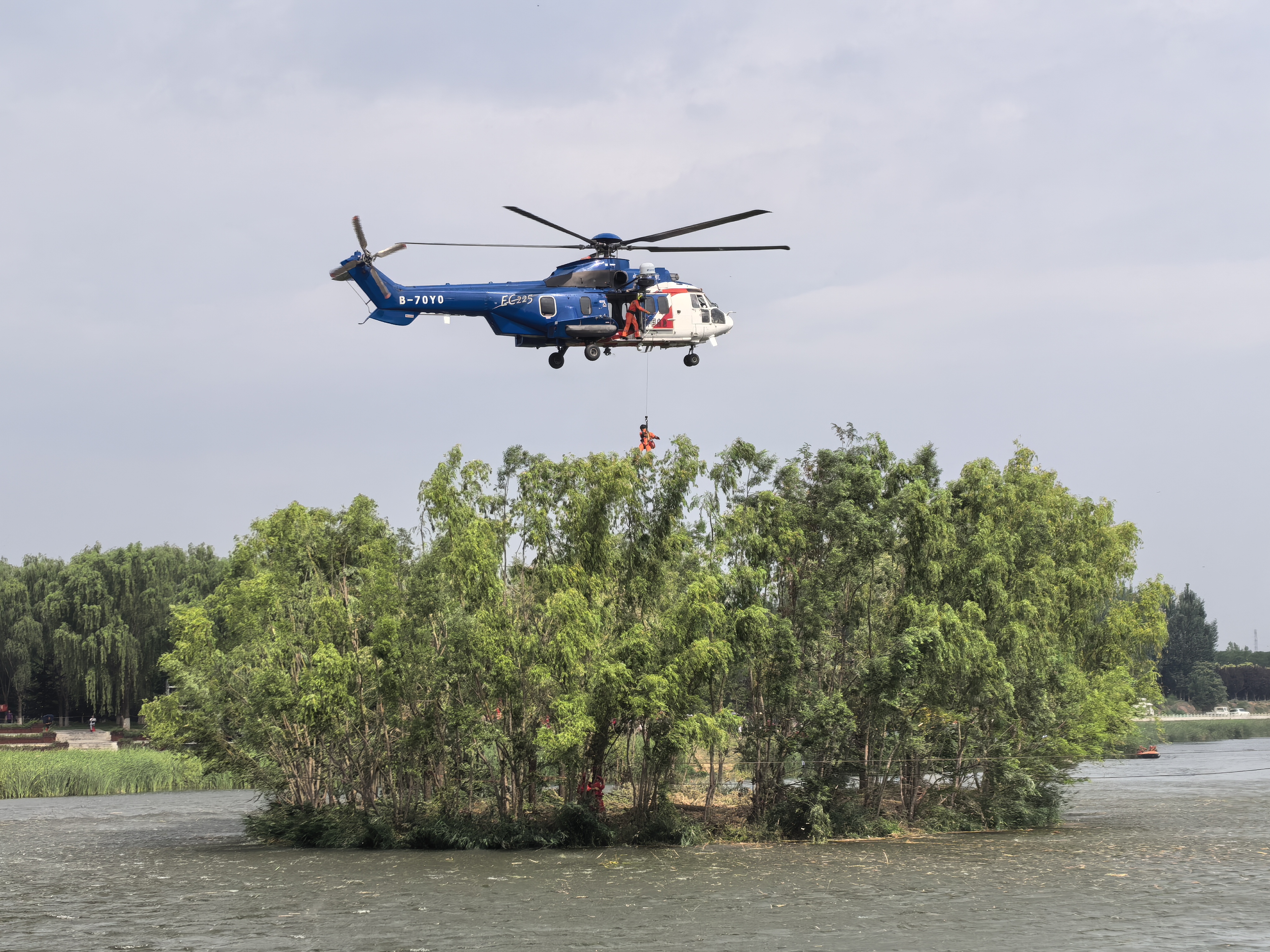 以练备战，打造守护人民生命财产的“空中生命线”—成功通航开展汛期应急救援训练演练