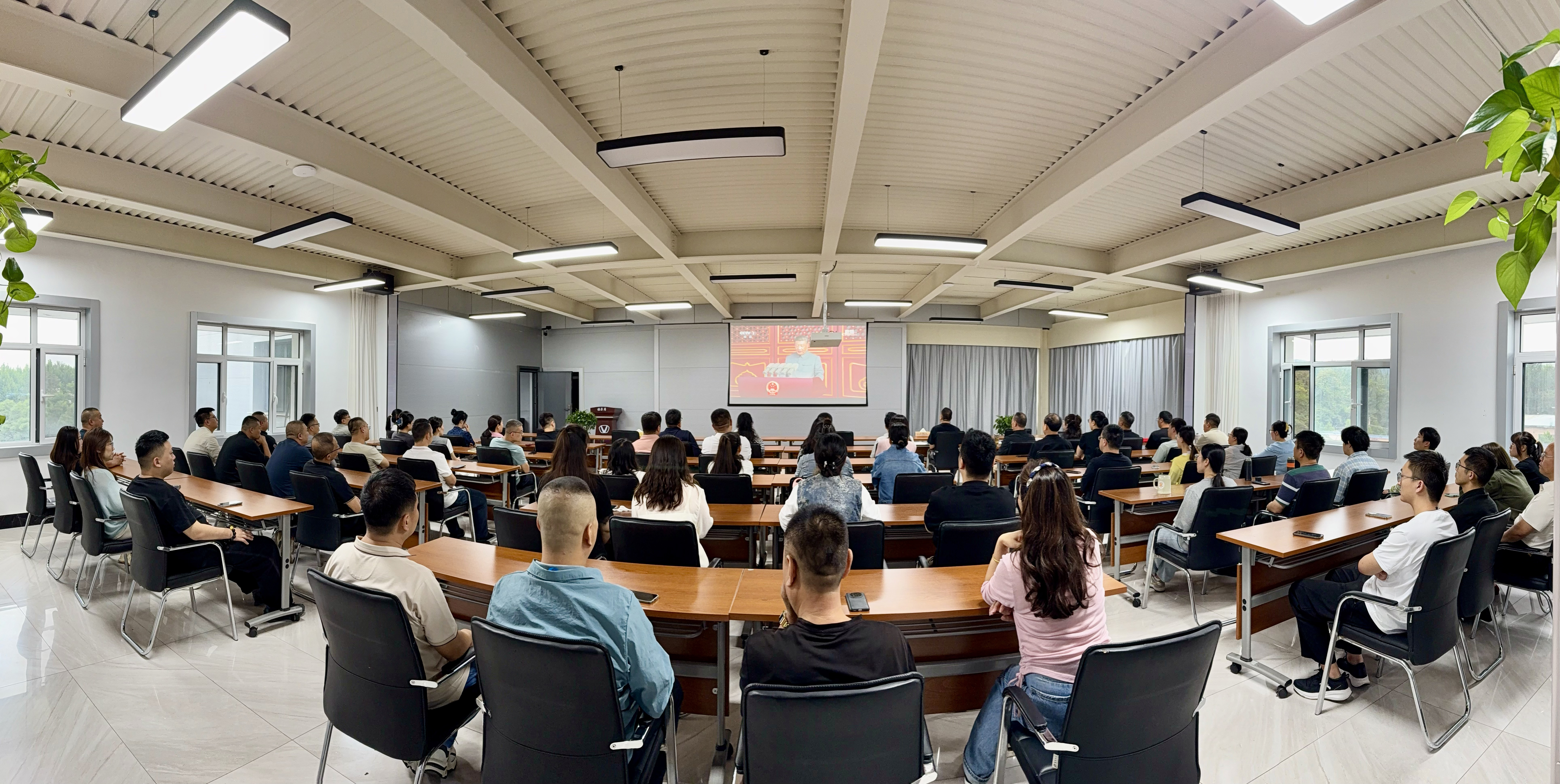 Bwin必赢网站入口组织观看抗战胜利八十周年阅兵式  激发爱国热情 凝聚奋进力量